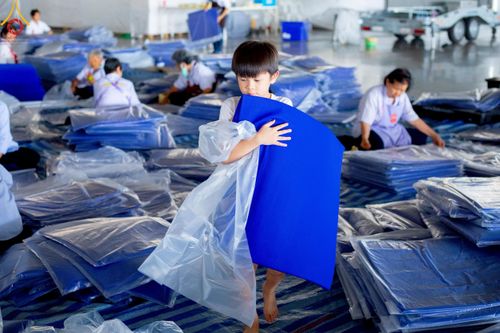 ภาพ No.218524:วันที่ 15 - 18 เมษายน พ.ศ. 2568 การเตรียมภาชนะสำหรับถวายภัตตาหาร , การจัดโต๊ะเก้าอี้ในลานธรรม , การแพ็คพัสดุงานต้อนรับ เพื่องานวันคุ้มครองโลก 22 เมษายน พ.ศ.2568 วัดพระธรรมกาย