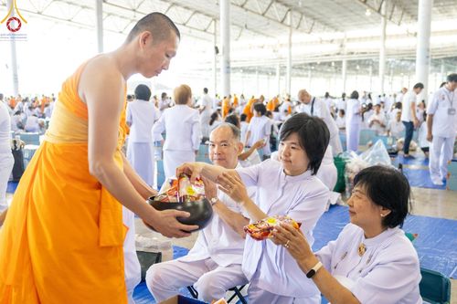 ภาพ No.149972:พิธีตักบาตร , พิธีปฎิบัติธรรม , พิธีถวายภัตตาหารเมนูสวรรค์ ในพรรษาแห่งการเข้าถึงธรรม วันธรรมชัย วันอังคารที่ 27 สิงหาคม พ.ศ.2567 ณ สภาธรรมกายสากล วัดพระธรรมกาย