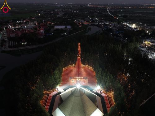 ภาพ No.107185:พิธีจุดประทีปถวายเป็นพุทธบูชา และบูชาธรรมมหาปูชนียาจารย์ ในโครงการธรรมยาตรากตัญญูบูชา มหาปูชนียาจารย์ พระมงคลเทพมุนี(สด จนฺทสโร) พระผู้ปราบมาร  อนุสรณ์สถาน 7 แห่ง ปีที่ 12  วันที่ 6 มกราคม พ.ศ. 2567 ณ อนุสรณ์สถานมหาวิหารพระมงคลเทพมุนี อ.สองพี่น้อง จ.สุพร