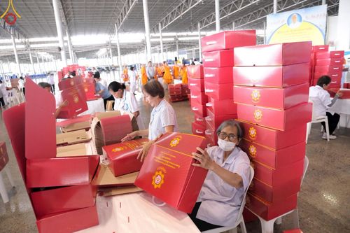 ภาพ No.210942:วันที่ 15 มีนาคม พ.ศ. 2568  บุญบรรจุกล่องไทยธรรม เพื่อถวายแด่พระสังฆาธิการ 40,000 กว่าวัดทั่วไทย ในวันคุ้มครองโลก 22 เมษายน พ.ศ. 2568