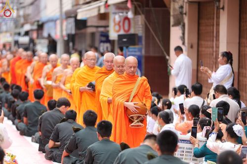 ภาพ No.146310:ตักบาตรพระ 1,384 รูป ทำบุญเมืองฝางครบรอบ 1,383 ปี ถวายเป็นพระราชกุศลแด่พระบาทสมเด็จพระเจ้าอยู่หัว เนื่องในโอกาสพระราชพิธีมหามงคล เฉลิมพระชนมพรรษา 6 รอบ 72 พรรษา วันเสาร์ที่ 27 กรกฎาคม พ.ศ.2567  ณ ถนนหน้าที่ว่าการอำเภอฝาง จ.เชียงใหม่