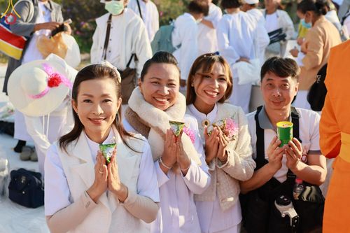 ภาพ No.195408:พิธีตักบาตรพระธรรมยาตรา ณ อนุสรณ์สถานลำดับที่ 3 สถานที่เกิดใหม่ในเพศสมณะ วัดสองพี่น้อง ต.ต้นตาล อ.สองพี่น้อง จ.สุพรรณบุรี ในโครงการธรรมยาตรา กตัญญูบูชา มหาปูชนียาจารย์ พระมงคลเทพมุนี(สด จนฺทสโร) พระผู้ปราบมาร ปีที่ 13 วันที่ 15 มกราคม พ.ศ.2568