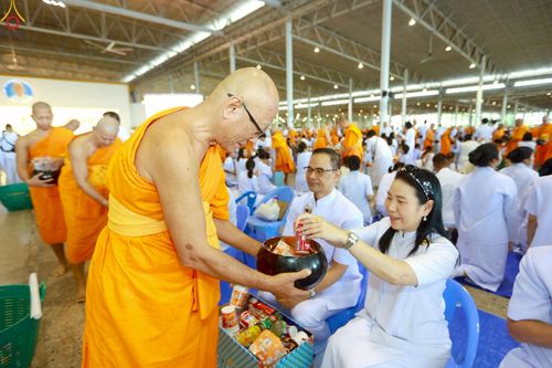 ภาพ No.263941:วันอาทิตย์ที่ 2 พฤศจิกายน พ.ศ. 2568 พิธีตักบาตรอาทิตย์ต้นเดือน ณ บ้านแก้วเรือนทองคุณยายฯ วัดพระธรรมกาย