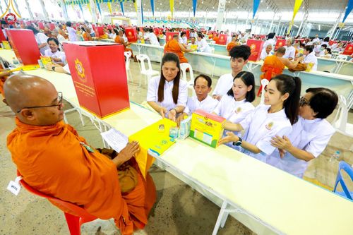 ภาพ No.147121:พิธีมุทิตาสักการะพระภิกษุ ผู้สอบได้เปรียญธรรม 9 ประโยคระดับโลกปีที่ 36, พิธีมอบโล่เกียรติยศและทุนการศึกษา สำนักเรียนบาลีดีเด่นทั่วประเทศ, พิธีถวายมหาสังฆทานคณะสงฆ์ 2,000 กว่าวัด ทั่วประเทศ ปีที่ 24, พิธีถวายไทยธรรมคณะสงฆ์ 323 วัด 4 จังหวัดชายแดนภาคใต้