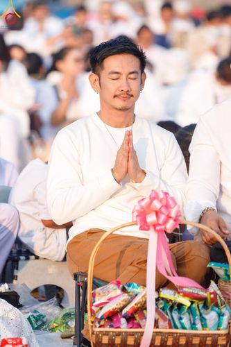 ภาพ No.201095:พิธีตักบาตรพระธรรมยาตรา ณ อนุสรณ์สถานลำดับที่ 5 สถานที่เผยแผ่วิชชาธรรมกายครั้งแรก อนุสรณ์สถานบางปลา วัดบางปลา อำเภอบางเลน จังหวัดนครปฐม ในโครงการธรรมยาตรา กตัญญูบูชา มหาปูชนียาจารย์ พระมงคลเทพมุนี(สด จนฺทสโร) พระผู้ปราบมาร อนุสรณ์สถาน 7 แห่ง ปีที่ 13