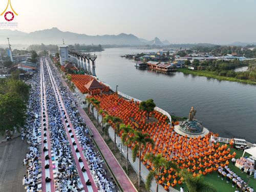 ภาพ No.101887:ตักบาตรพระ 10,000 รูป เติมบุญให้แผ่นดิน เนื่องในโอกาส 192 ปี จังหวัดกาญจนบุรี หนึ่งในโครงการตักบาตรพระ 2,000,000 รูป  77 จังหวัดทุกวัดทั่วไทย วันจันทร์ที่ 11 ธันวาคม พ.ศ. 2566 บริเวณถนนสองแคว (SKY WALK) เมืองกาญจนบุรี