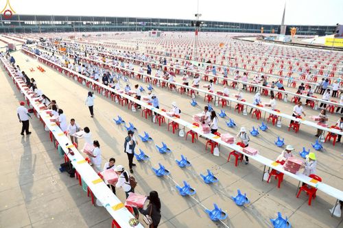 ภาพ No.225124:วันที่ 20 - 27 เมษายน พ.ศ. 2568 "ภาพแห่งความปลื้มที่ไม่มีวันจบ" คณะสงฆ์สามเณร เจ้าหน้าที่ และสาธุชน ร่วมแรงร่วมใจกันเตรียมงานและเก็บงาน เพื่อวันคุ้มครองโลก พิธีถวายมหาสังฆทานคณะสงฆ์ 40,000 กว่าวัดทั่วประเทศ