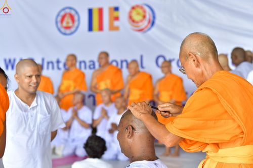 ภาพ No.230846:วันที่ 28 มิถุนายน พ.ศ. 2568 พิธีตัดปอยผมและปลงผม โครงการบวชพระนานาชาติ AEC & WAB รุ่นที่ 9 ณ วิหารคด 2 วัดพระธรรมกาย