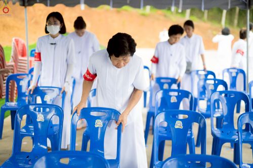 ภาพ No.239826:วันที่ 16-17 สิงหาคม พ.ศ. 2568 การปฏิบัติหน้าที่ของเจ้าหน้าที่ทุกสถานะ เพื่องานพิธีอัญเชิญรูปเหมือนพระมงคลเทพมุนี (สด จันทสโร) และพิธีกดปุ่มอัญเชิญรูปเหมือน พระมงคลเทพมุนี (สด จันทสโร) ณ มหาวิหารแก้วพระมงคลเทพมุนี ศูนย์ปฏิบัติธรรมแก้วเมืองเลย จ.เลย