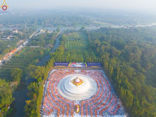 ภาพ No.110312:พิธีตักบาตรพระธรรมยาตราฯ ในโครงการธรรมยาตรากตัญญูบูชา มหาปูชนียาจารย์ พระมงคลเทพมุนี(สด จนฺทสโร) พระผู้ปราบมาร ปีที่ 12 ณ อนุสรณ์สถานลำดับที่ 2 สถานที่ตั้งมโนปณิธานบวชตลอดชีวิต อนุสรณ์สถานบางนางแท่น จ.นครปฐม วันที่ 11 มกราคม พ.ศ. 2567