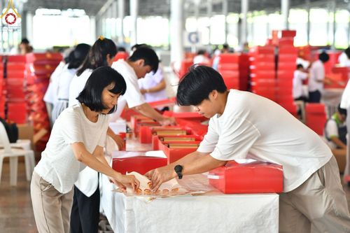 ภาพ No.212093:วันจันทร์ที่ 17 มีนาคม พ.ศ. 2568 บุญบรรจุกล่องไทยธรรม เพื่อถวายแด่พระสังฆาธิการ 40,000 กว่าวัดทั่วไทย ในวันคุ้มครองโลก 22 เมษายน พ.ศ. 2568 ณ บ้านแก้วเรือนทองคุณยายฯ วัดพระธรรมกาย