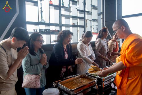 ภาพ No.213177:วันที่ 17 - 18 มีนาคม พ.ศ. 2568 คณะสงฆ์และสามเณรเดินบิณฑบาต รอบเมืองในพื้นที่ วัดสยมภูวนาถและราชวังปาตัน ณ เมืองกาฐมาณฑุ ประเทศเนปาล