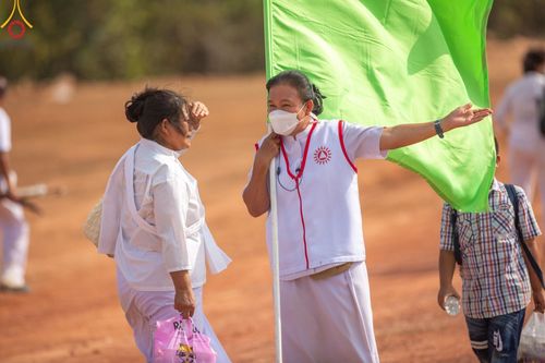 ภาพ No.130072:V.34 เพื่อธรรมเพื่อบางกล่ำ การรับบุญของเจ้าหน้าที่หน่วยงานต่างๆ  เพื่องานธรรมยาตราอัญเชิญพระบรมสารีริกธาตุ ประดิษฐาน ณ มหารัตนเจดีย์สิริปทุมสวรรค์ (เจดีย์อริยพุทธะ 5 พระองค์) ณ ศูนย์ปฏิบัติธรรมภาคใต้ อ.บางกล่ำ จ.สงขลา ระหว่างวันที่ 9-10 มีนาคม พ.ศ. 2567