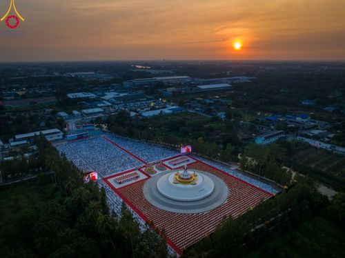 ภาพ No.109642:พิธีจุดประทีปถวายเป็นพุทธบูชา และบูชาธรรมมหาปูชนียาจารย์ วันที่ 10 มกราคม พ.ศ. 2567 ณ อนุสรณ์สถานคลองบางนางแท่น อ.สามพราน จ.นครปฐม