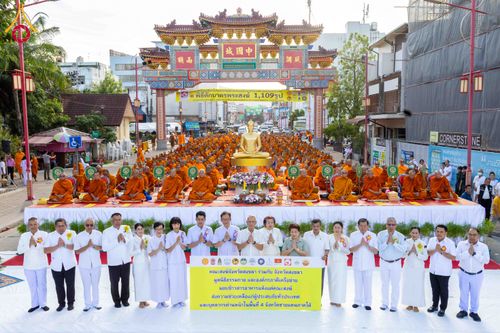 ภาพ No.313940:วันอาทิตย์ที่ 14 มีนาคม พ.ศ. 2569 ทำบุญเมืองหาดใหญ่ตักบาตรพระ 1,109 รูป เติมบุญใหญ่ หลังวิกฤตมหาอุทกภัย ณ ซุ้มประตูไชน่าทาวน์ ถนนศุภสารรังสรรค์ อ.หาดใหญ่ จ.สงขลา