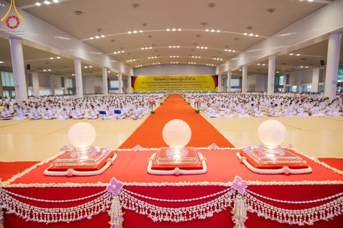 ภาพ No.86496:วันธรรมชัย ปีที่ 55 พิธีทอดผ้าป่ากฐินสมทบครั้งที่1, พิธีเจริญพุทธมนต์ ลูกนิมิตมหาสมบัติฯ พิธีจุดประทีป,พิธีฉลองชัยสวดมนต์บทธัมมจักกัปปวัตนสูตร วันอาทิตย์ที่ 27 สิงหาคม พ.ศ.2566 ณ สภาธรรมกายสากล / มหารัตนวิหารคด วัดพระธรรมกาย