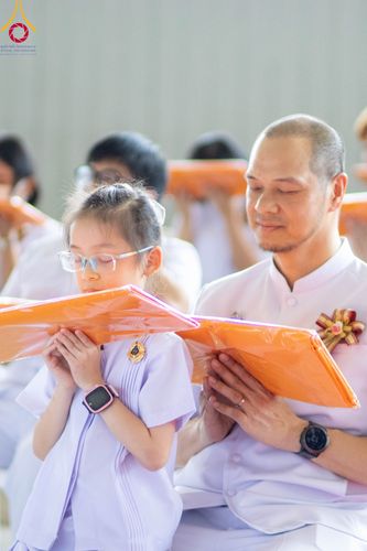 ภาพ No.86289:วันธรรมชัย ปีที่ 55 พิธีทอดผ้าป่ากฐินสมทบครั้งที่1, พิธีเจริญพุทธมนต์ ลูกนิมิตมหาสมบัติฯ พิธีจุดประทีป,พิธีฉลองชัยสวดมนต์บทธัมมจักกัปปวัตนสูตร วันอาทิตย์ที่ 27 สิงหาคม พ.ศ.2566 ณ สภาธรรมกายสากล / มหารัตนวิหารคด วัดพระธรรมกาย