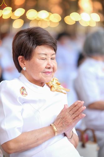 ภาพ No.290110:วันที่ 6 มกราคม พ.ศ. 2569 พิธีจุดประทีปถวายเป็นพุทธบูชา และบูชาธรรมมหาปูชนียาจารย์ (ภาพชุดที่ 2) ณ อนุสรณ์สถานมหาวิหารพระมงคลเทพมุนี (โลตัสแลนด์) อ.สองพี่น้อง จ.สุพรรณบุรี ในโครงการธรรมยาตรา กตัญญูบูชา มหาปูชนียาจารย์ พระมงคลเทพมุนี(สด จนฺทสโร) พระผู้ปรา