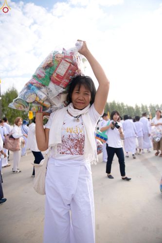 ภาพ No.302742:วันที่ 24 มกราคม พ.ศ. 2569 พิธีตักบาตรพระธรรมยาตรา(ภาพชุดที่ 2) ณ อนุสรณ์สถานลำดับที่ 5 สถานที่เผยแผ่วิชชาธรรมกายครั้งแรก อนุสรณ์สถานบางปลา วัดบางปลา อำเภอบางเลน จังหวัดนครปฐม ในโครงการธรรมยาตรา กตัญญูบูชา มหาปูชนียาจารย์ พระมงคลเทพมุนี(สด จนฺทสโร) พระผู