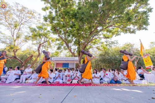 ภาพ No.304721:วันที่ 25 มกราคม พ.ศ. 2569 พิธีต้อนรับพระธรรมยาตรา (ภาพชุดที่ 2) รร.สามัคคีราษฏร์บำรุง-วัดพระธรรมกาย ในโครงการธรรมยาตรา กตัญญูบูชา มหาปูชนียาจารย์ พระมงคลเทพมุนี(สด จนฺทสโร) พระผู้ปราบมาร อนุสรณ์สถาน 7 แห่ง ปีที่ 14