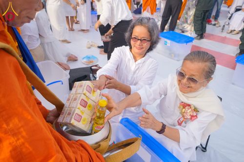 ภาพ No.284716:วันอาทิตย์ที่ 14 ธันวาคม พ.ศ.2568  พิธีทำบุญเมืองสุราษฎร์ธานี 110ปี และพิธีตักบาตรพระสงฆ์ 1,110 รูป  ณ บริเวณริมน้ำวัดกลาง (เก่า) ถนนบ้านดอน ตำบลตลาดใหม่ อำเภอเมือง จังหวัดสุราษฎร์ธานี