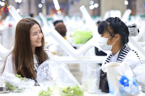 ภาพ No.303324:วันที่ 15-21 มกราคม พ.ศ.2569 ปลิดกลีบดอกเบญจทรัพย์ เพื่อโปรยต้อนรับพระธรรมยาตรา ในโครงการธรรมยาตรา กตัญญูบูชา มหาปูชนียาจารย์ พระมงคลเทพมุนี(สด จนฺทสโร) พระผู้ปราบมาร อนุสรณ์สถาน 7 แห่ง ปีที่ 14 ณ วิหารคด วัดพระธรรมกาย