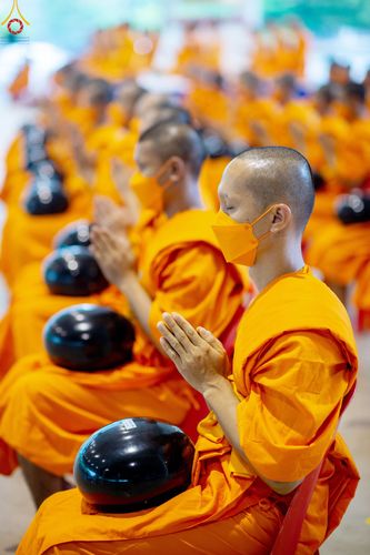 ภาพ No.80281:พิธีตักบาตรฉลองพระใหม่ ในโครงการบรรพชาอุปสมบทหมู่วันคุ้มครองโลก ณ สภาธรรมกายสากล วัดพระธรรมกาย วันอาทิตย์ที่ 16 เมษายน พ.ศ.2566