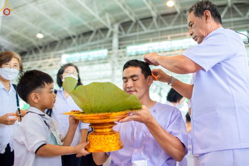 ภาพ No.83551:พิธีตัดปอยผมและปลงผม ในโครงการบรรพชาอุปสมบทหมู่ ธรรมทายาทรุ่นเข้าพรรษา ณ วัดพระธรรมกาย วันอาทิตย์ที่ 16 กรกฎาคม พ.ศ.2566
