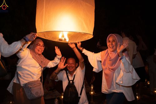 ภาพ No.82086:พิธีจุดวิสาขประทีป 22,000 ดวงและโคมลอย 3,000 ดวง ( Festival  lampion Vesak Indonesia) ณ มหาเจดียบรมพุทโธ อินโดนีเซีย  วันอาทิตย์ที่ 4 มิ.ย. พ.ศ.2566
