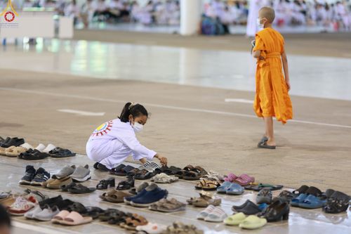 ภาพ No.83045:พิธีตักบาตร ณ บ้านแก้วเรือนทองคุณยายอาจารย์ฯ พิธีบูชาข้าวพระ ณ สภาธรรมกายสากล วัดพระธรรมกาย ในวันอาทิตย์ต้นเดือนที่ 2 ก.ค. พ.ศ.2566