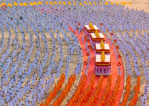 ภาพ No.79111:พิธีอัญเชิญองค์พระบรมพุทธเจ้า 24 องค์ เวียนประทักษิณรอบพระมหาธรรมกายเจดีย์ ณ วัดพระธรรมกาย  วันที่ 2 เมษายน พ.ศ. 2566