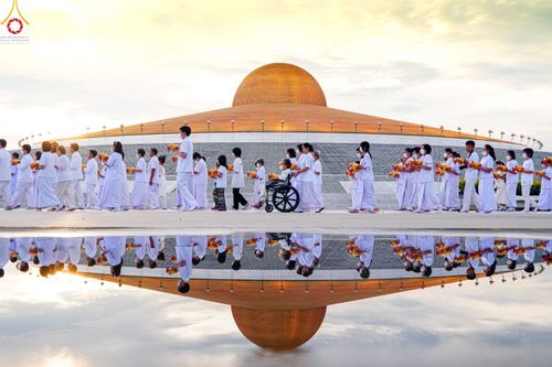 ภาพ No.84084:พิธีเวียนประทักษิณ พิธีวันทาเจดีย์ พิธีขอขมา และมอบผ้าไตร  ในโครงการบรรพชาอุปสมบทหมู่ธรรมทายาทรุ่นเข้าพรรษา และโครงการบรรพชาสามเณรโรงเรียนนานาชาติ รุ่นที่12 ในวันเสาร์ที่ 22 กรกฎาคม พ.ศ. 2566