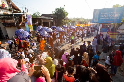 ภาพ No.81976:พิธีจุดวิสาขประทีป 22,000 ดวงและโคมลอย 3,000 ดวง ( Festival  lampion Vesak Indonesia) ณ มหาเจดียบรมพุทโธ อินโดนีเซีย  วันอาทิตย์ที่ 4 มิ.ย. พ.ศ.2566