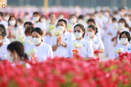 ภาพ No.79739:พิธีเวียนประทักษิณ ณ พระมหาธรรมกายเจดีย์ และพิธีวันทาเจดีย์ ในโครงการบรรพชาสามเณรฟื้นฟูพระพุทธศาสนาทั่วไทย วันเสาร์ที่ 8 เมษายน พ.ศ.2566