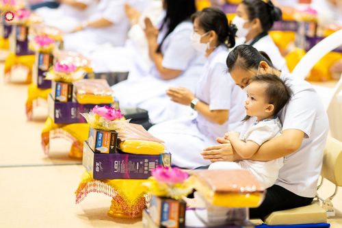 ภาพ No.84473:พิธีถวายผ้าอาบน้ำฝนและประทีปโคมไฟ ในวันอาสาฬหบูชา ณ ห้องแก้วสารพัดนึก 1 วัดพระธรรมกาย วันอังคารที่ 1 สิงหาคม พ.ศ. 2566