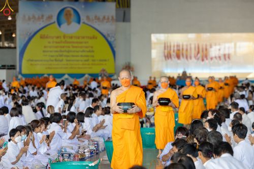 ภาพ No.82963:พิธีตักบาตร ณ บ้านแก้วเรือนทองคุณยายอาจารย์ฯ พิธีบูชาข้าวพระ ณ สภาธรรมกายสากล วัดพระธรรมกาย ในวันอาทิตย์ต้นเดือนที่ 2 ก.ค. พ.ศ.2566