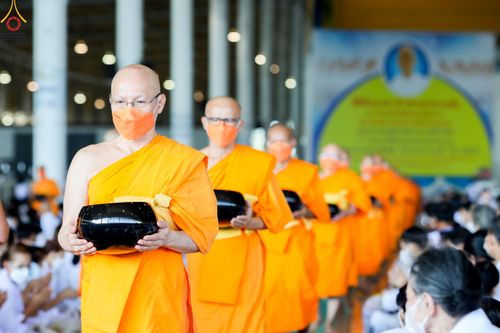 ภาพ No.81492:พิธีตักบาตร ข้าวสารอาหารแห้ง และพิธีบูชาข้าวพระ ณ สภาธรรมกายสากล วัดพระธรรมกาย วันเสาร์ที่ 3 มิถุนายน 2566