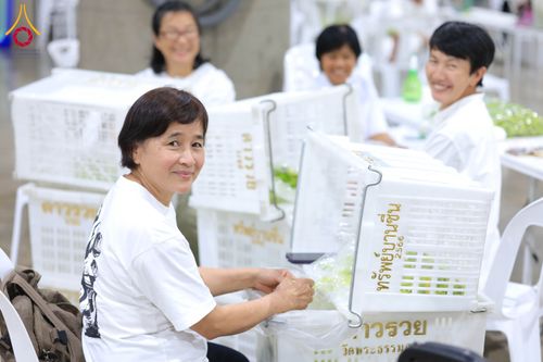 ภาพ No.303263:วันที่ 15-21 มกราคม พ.ศ.2569 ปลิดกลีบดอกเบญจทรัพย์ เพื่อโปรยต้อนรับพระธรรมยาตรา ในโครงการธรรมยาตรา กตัญญูบูชา มหาปูชนียาจารย์ พระมงคลเทพมุนี(สด จนฺทสโร) พระผู้ปราบมาร อนุสรณ์สถาน 7 แห่ง ปีที่ 14 ณ วิหารคด วัดพระธรรมกาย