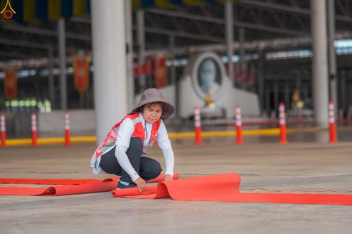 ภาพ No.296118:ภาพเบื้องหลังอาสาสมัครรวมใจ ชุดที่ 1 ในโครงการธรรมยาตรา กตัญญูบูชา มหาปูชนียาจารย์ พระมงคลเทพมุนี(สด จนฺทสโร) พระผู้ปราบมาร อนุสรณ์สถาน 7 แห่ง ปีที่ 14