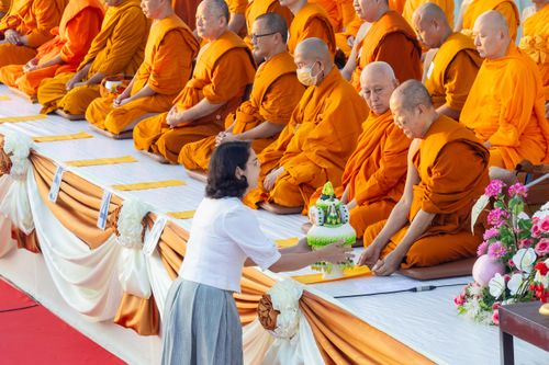 ภาพ No.282615:วันเสาร์ที่ 20 ธันวาคม พ.ศ.2568 พิธีตักบาตรพระ 10,000 รูป (ชุด 2) เนื่องในโอกาส 194 ปี จังหวัดกาญจนบุรี และอุทิศส่วนกุศลให้แด่บรรพชนทั้งหลาย บริเวณถนนสองแคว (Skywalk) เมืองกาญจนบุรี