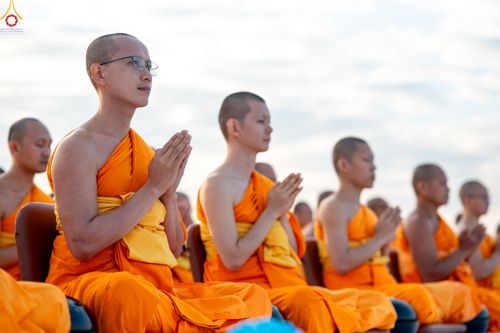 ภาพ No.302515:วันที่ 24 มกราคม พ.ศ. 2569 พิธีตักบาตรพระธรรมยาตรา ณ อนุสรณ์สถานลำดับที่ 5 สถานที่เผยแผ่วิชชาธรรมกายครั้งแรก อนุสรณ์สถานบางปลา วัดบางปลา อำเภอบางเลน จังหวัดนครปฐม ในโครงการธรรมยาตรา กตัญญูบูชา มหาปูชนียาจารย์ พระมงคลเทพมุนี(สด จนฺทสโร) พระผู้ปราบมาร อนุส