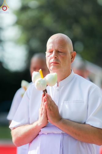 ภาพ No.83821:พิธีเวียนประทักษิณ,พิธีบรรพชาและพิธีอุปสมบทหมู่ ในโครงการอบรมพระธรรมทายาทในทวีปยุโรป  รุ่นที่ 9 วันอาทิตย์ที่ 16 กรกฎาคม พ.ศ. 2566 ณ วัดพระธรรมกายเบเนลักซ์  ประเทศเบลเยียม