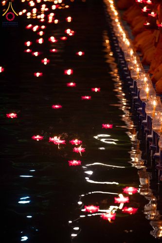 ภาพ No.297483:วันที่ 16 มกราคม พ.ศ. 2569 พิธีลอยประทีปธรรมถวายเป็นพุทธบูชา และบูชาธรรมมหาปูชนียาจารย์  ณ วัดโบสถ์บน ต.บางคูเวียง จ.นนทบุรี อนุสรณ์สถานลำดับที่ 4 สถานที่เกิดด้วยกายธรรม ในโครงการธรรมยาตรา กตัญญูบูชา มหาปูชนียาจารย์ พระมงคลเทพมุนี(สด จนฺทสโร) พระผู้ปราบม