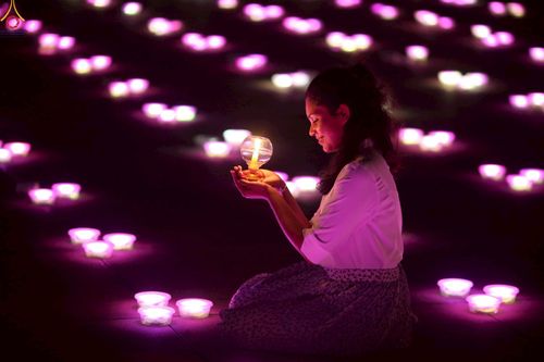 ภาพ No.224143:วันวิสาขบูชา วันอาทิตย์ที่ 11 พฤษภาคม พ.ศ. 2568 พิธีจุดวิสาขประทีป ,  พิธีเวียนประทักษิณรอบพระมหาธรรมกายเจดีย์ , พิธีฉลองชัยสวดมนต์บทธัมมจักกัปปวัตตนสูตร ครบ 7,357,000,000 จบ ณ มหารัตนวิหารคด วัดพระธรรมกาย