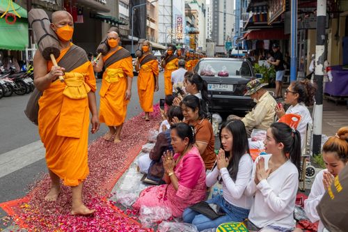 ภาพ No.128378:พิธีอัญเชิญพระบรมสารีริกธาตุ " ใจกลางเมืองนครหาดใหญ่ " เพื่อประดิษฐาน ณ มหารัตนเจดีย์สิริปทุมสวรรค์ (เจดีย์อริยพุทธะ 5 พระองค์) ศูนย์ปฏิบัติธรรมภาคใต้ อ.บางกล่ำ จ.สงขลา  วันที่ 9 มีนาคม พ.ศ.2567 (ชุดที่ 1)