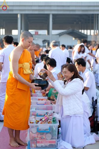 ภาพ No.187916:พิธีตักบาตรฉลองพระใหม่ ต้อนรับพุทธศักราช 2568 ณ ลานธรรมพระมหาธรรมกายเจดีย์ วัดพระธรรมกาย จ.ปทุมธานี วันที่ 1 มกราคม พ.ศ. 2568