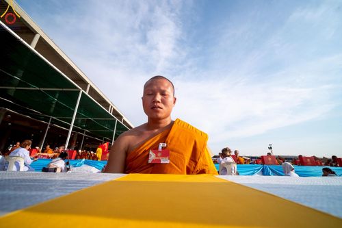 ภาพ No.221741:วันอังคารที่ 22 เมษายน พ.ศ. 2568 ภาพพิธีถวายมหาสังฆทานคณะสงฆ์ 40,000 กว่าวัดทั่วประเทศ เนื่องในวันคุ้มครองโลก ชุดที่ 2 (ปลื้มให้สมการรอคอย) ณ ลานธรรมพระมหาธรรมกายเจดีย์ วัดพระธรรมกาย