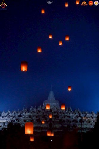 ภาพ No.224659:วันจันทร์ที่ 12 พฤษภาคม พ.ศ. 2568  ชาวพุทธในอินโดนีเซีย ร่วมฉลองวิสาขบูชาจุดประทีปกว่า 200,000 ดวง ณ พระมหาเจดีย์บรมพุทโธ  เจริญพุทธมนต์ถวาย “พระวชิรเกล้าเจ้าอยู่หัว”