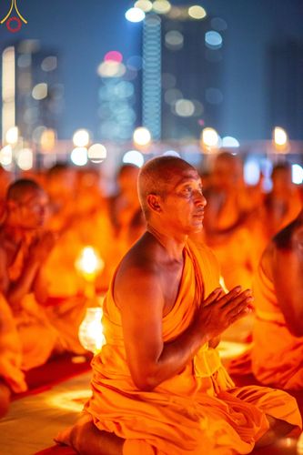 ภาพ No.201751:พิธีจุดประทีปถวายเป็นพุทธบูชา และบูชาธรรมมหาปูชนียาจารย์ ณ อาคารธรรมยาตรา กตัญญูบูชามหาปูชนียาจารย์ ตรงข้ามวัดปากน้ำภาษีเจริญ จ.กรุงเทพมหานคร ในโครงการธรรมยาตรา กตัญญูบูชา มหาปูชนียาจารย์ พระมงคลเทพมุนี(สด จนฺทสโร) พระผู้ปราบมาร อนุสรณ์สถาน 7 แห่ง