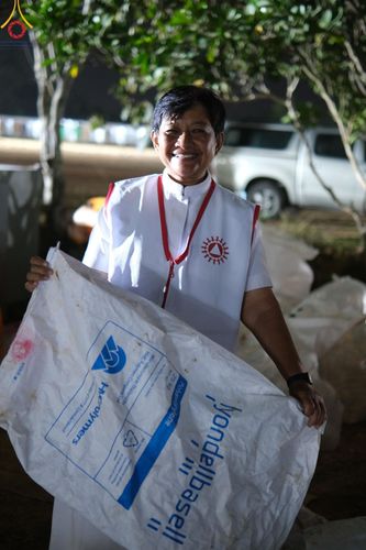 ภาพ No.130185:V.34 เพื่อธรรมเพื่อบางกล่ำ การรับบุญของเจ้าหน้าที่หน่วยงานต่างๆ  เพื่องานธรรมยาตราอัญเชิญพระบรมสารีริกธาตุ ประดิษฐาน ณ มหารัตนเจดีย์สิริปทุมสวรรค์ (เจดีย์อริยพุทธะ 5 พระองค์) ณ ศูนย์ปฏิบัติธรรมภาคใต้ อ.บางกล่ำ จ.สงขลา ระหว่างวันที่ 9-10 มีนาคม พ.ศ. 2567